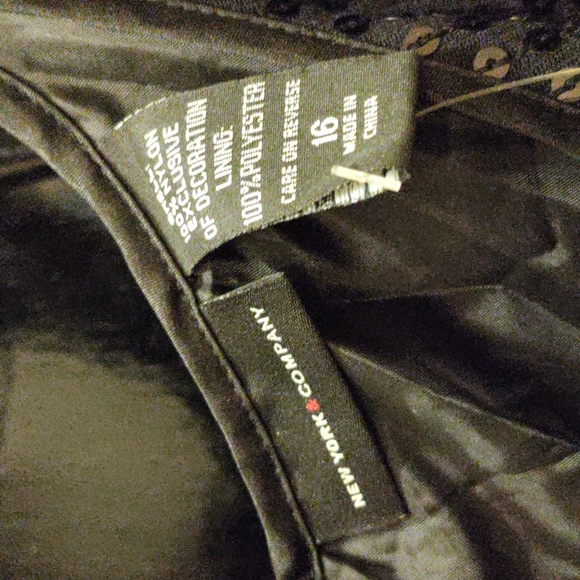 Dresses - Picture 6 of 8